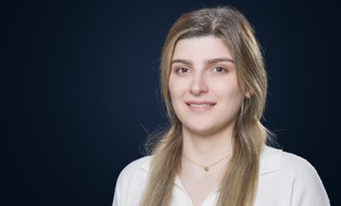 Foto zeigt ein Portrait von Ghazaleh Taheri