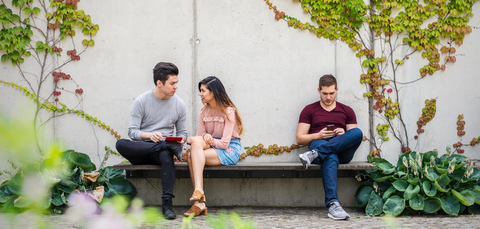 Foto von Studierenden auf einer Bank auf dem Campus der TU Dresden
